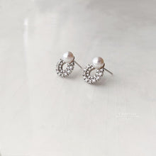 Load image into Gallery viewer, 雙層小花圈珍珠耳環925純銀耳針
