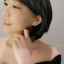 Load image into Gallery viewer, 雙層小花圈珍珠耳環925純銀耳針
